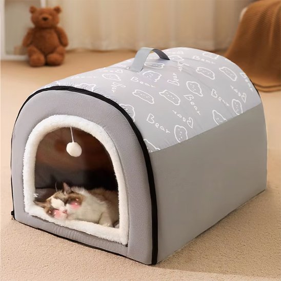 chat dort dans sa niche pour chat