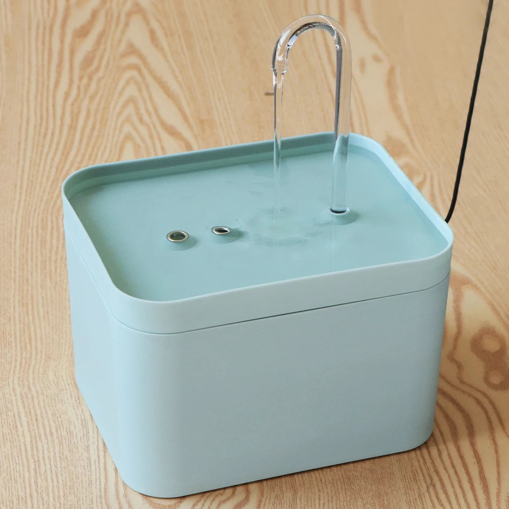 Fontaine-a-eau-chat-bleu-ciel