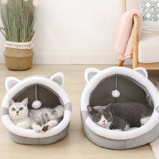 chat dort dans son panier pour chat semi ouvert