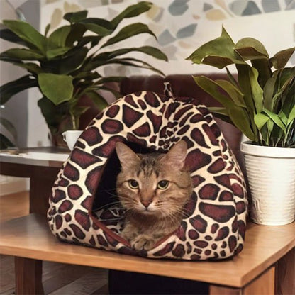 chat-dans-Niche-chat-motif-leopard