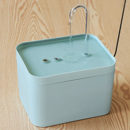 Fontaine-a-eau-chat-bleu-ciel