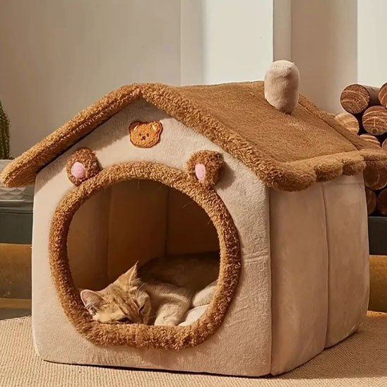 chat dort dans sa niche pour chat brun