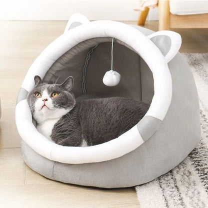 chat noir dans son panier pour chat forme de chat